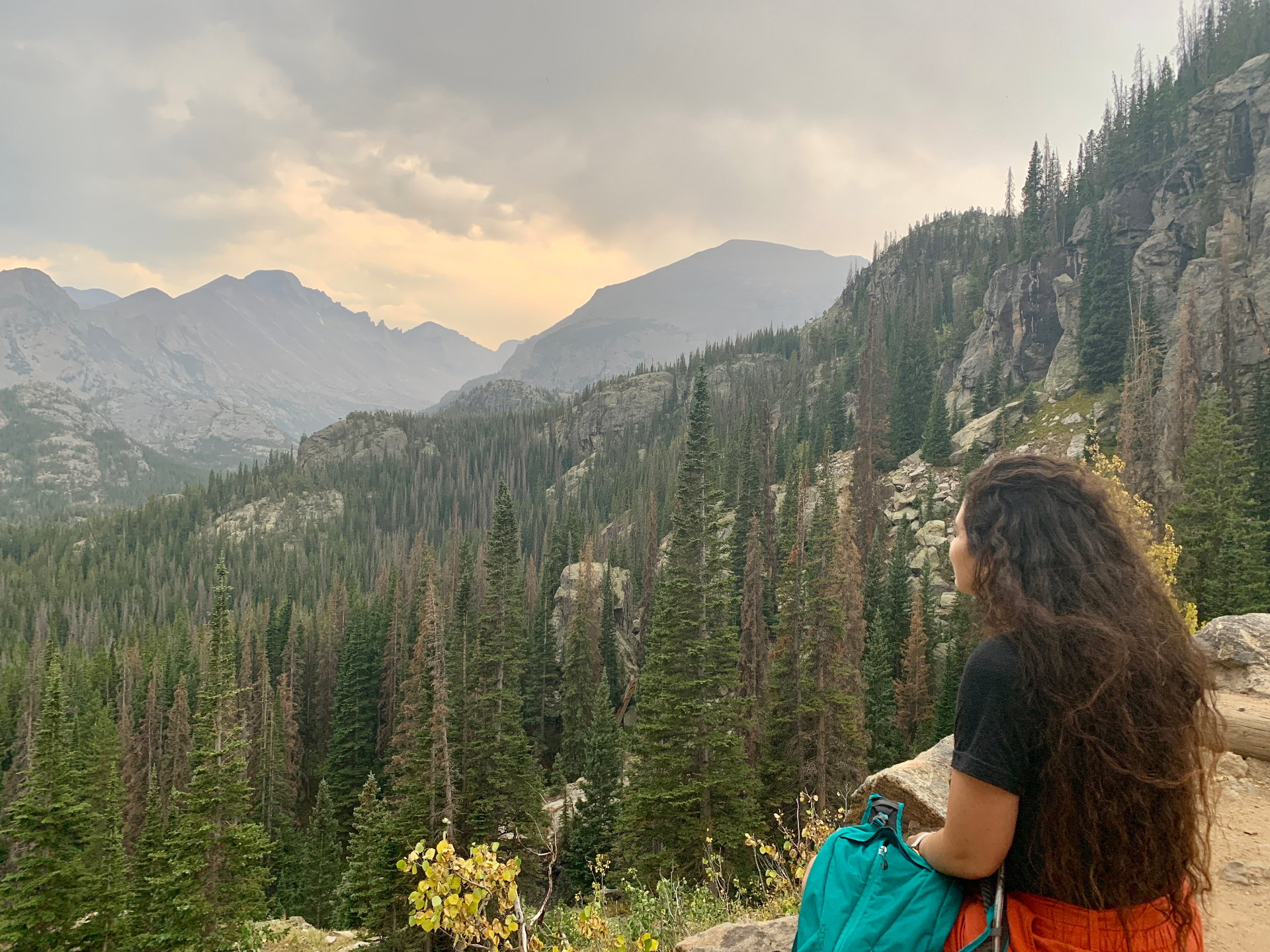 Saloua looking out over the mountains, alone in nature